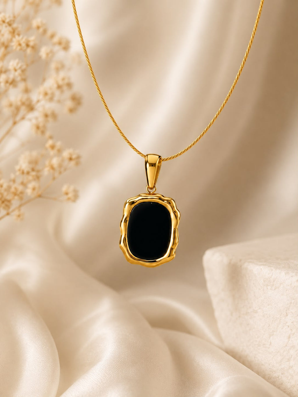 Onyx Luxe Gold Pendant Necklace