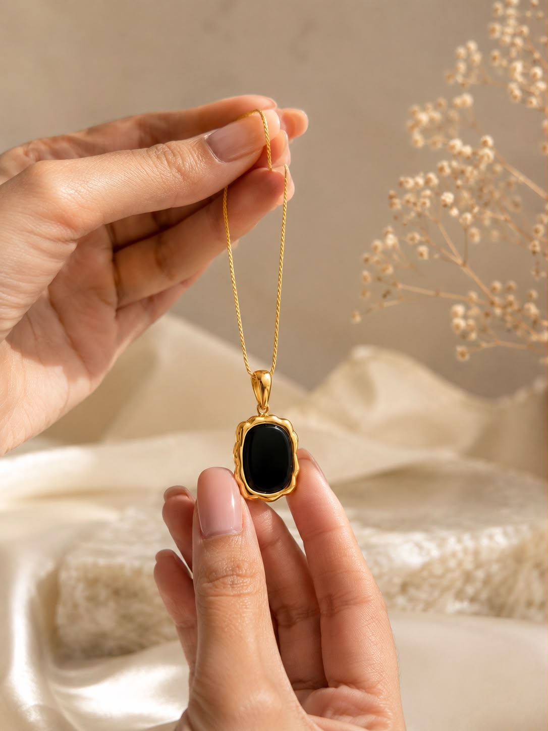Onyx Luxe Gold Pendant Necklace