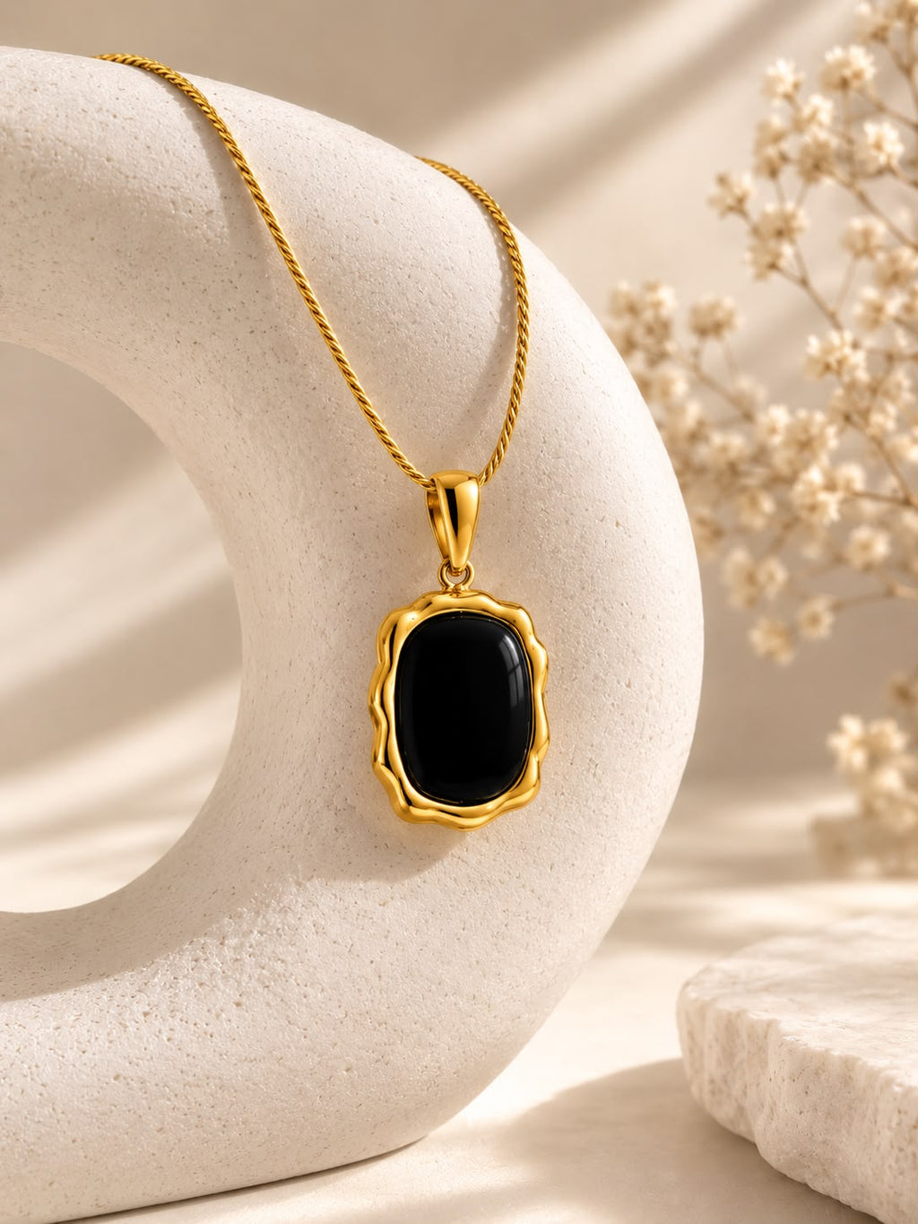 Onyx Luxe Gold Pendant Necklace