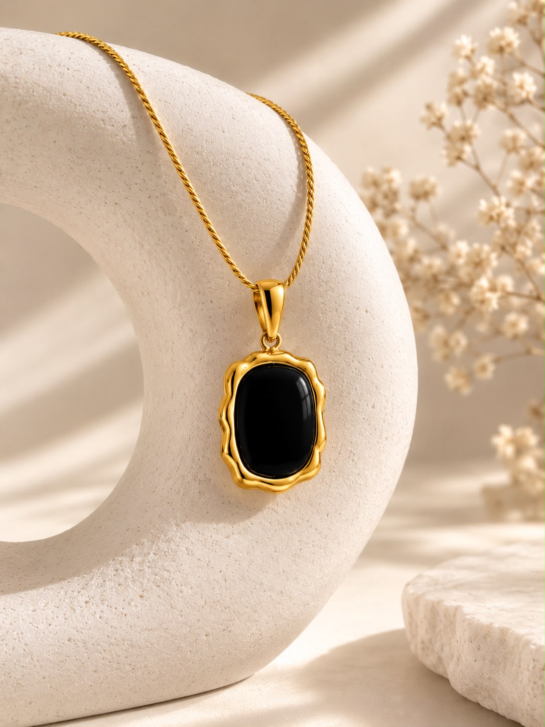 Onyx Luxe Gold Pendant Necklace