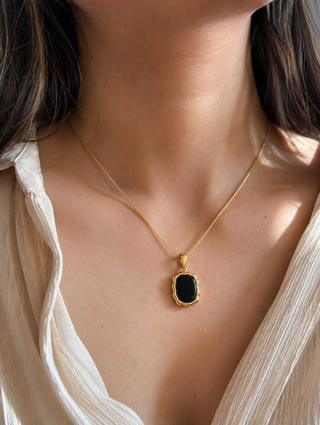 Onyx Luxe Gold Pendant Necklace